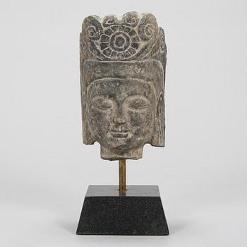 Skulptur, huvud av Guanyin på sockel, Mingstil, Kina, troligen 1900-tal.