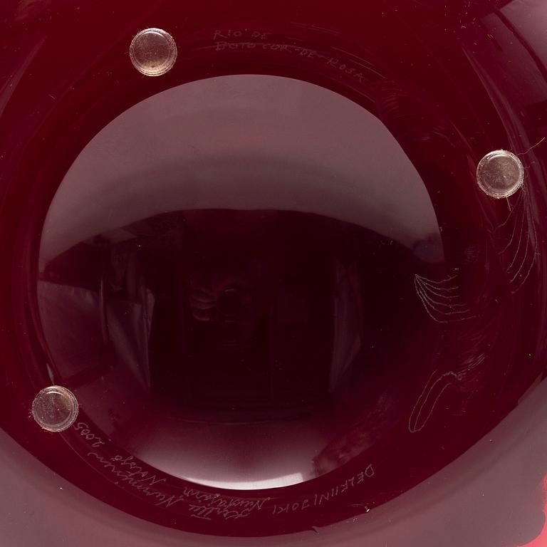 KERTTU NURMINEN. ART GLASS. Rio de Boto cor-de-rosa. Signed Kerttu Nurminen, Nuutajärvi Notsjö 2005.