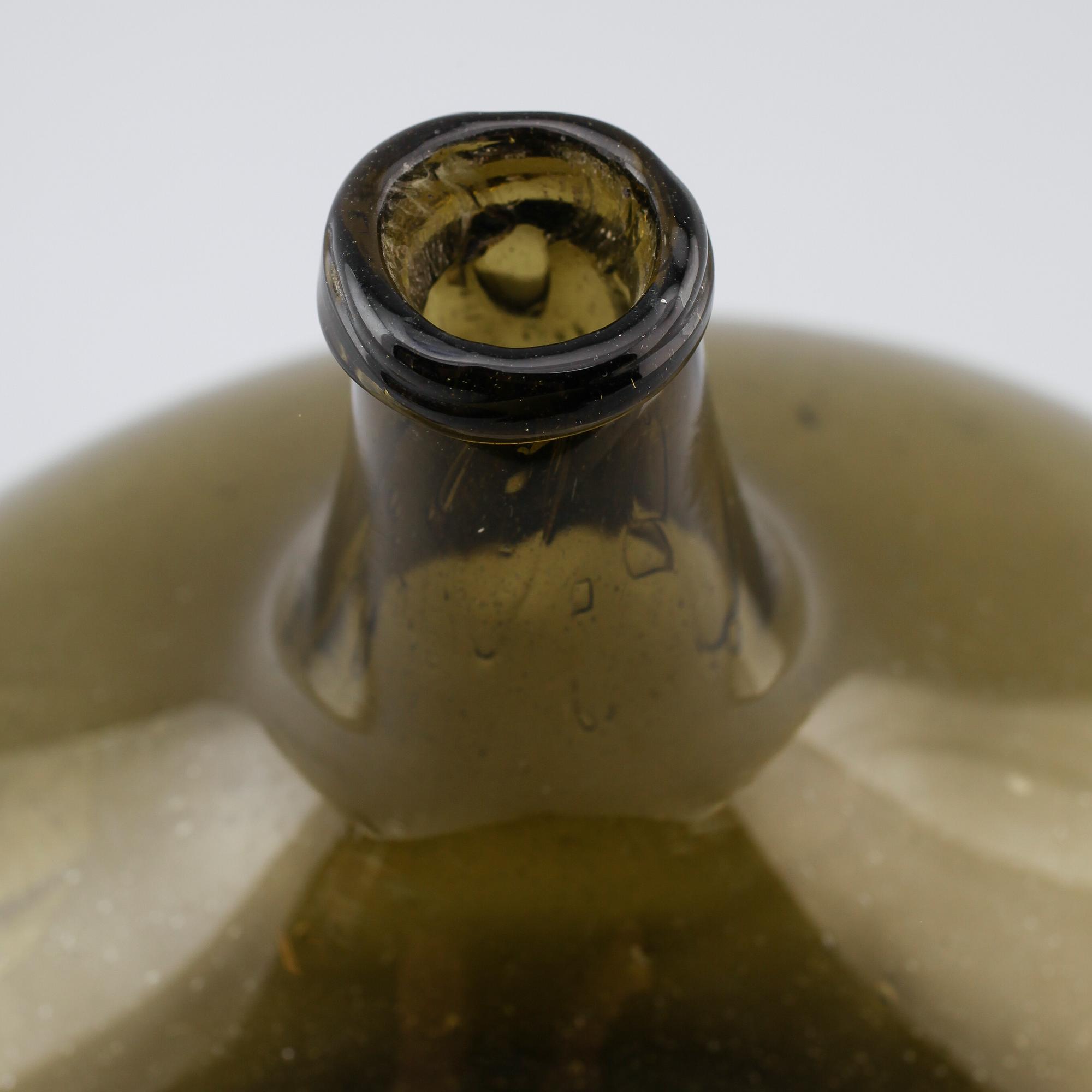 FLASKA, gröntonat glas, 1700-tal.