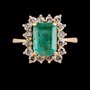 RING, 18 k guld, smaragd och briljantslipade diamanter. Total vikt 7 g.