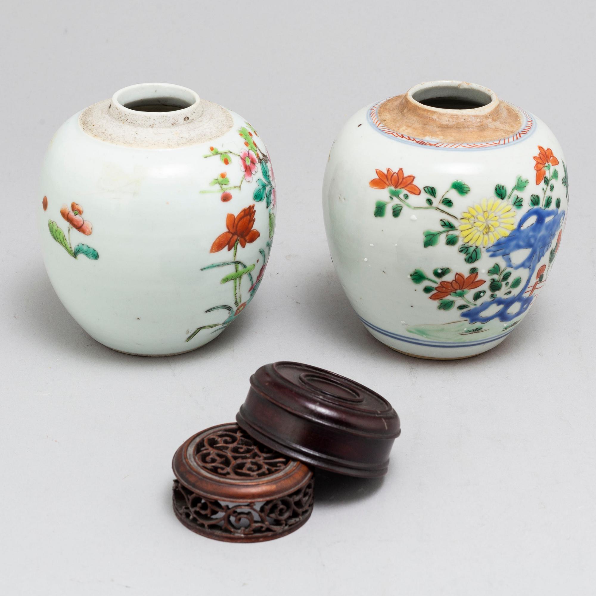 TEKRUKOR, två stycken, porslin. Qingdynastin, 1700-tal resp 1800-tal.