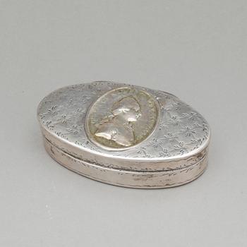 DOSA, silver, möjligen Carl Fahlberg, Uppsala, 1700-tal. Vikt ca 75 cm.
