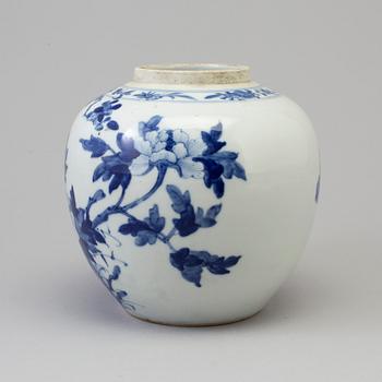 A blue and white porcelain jar, Qing dynasty, late 19th century.
