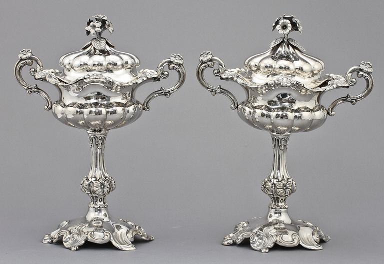 STRÖSOCKERSKÅLAR, ett par, silver, otydl stmplr, Stockholm, 1800-talets andra hälft. Vikt 1 405 g.