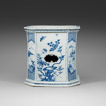 PALL/PIDESTAL, porslin. Qingdynastin, Kangxi (1662-1722).