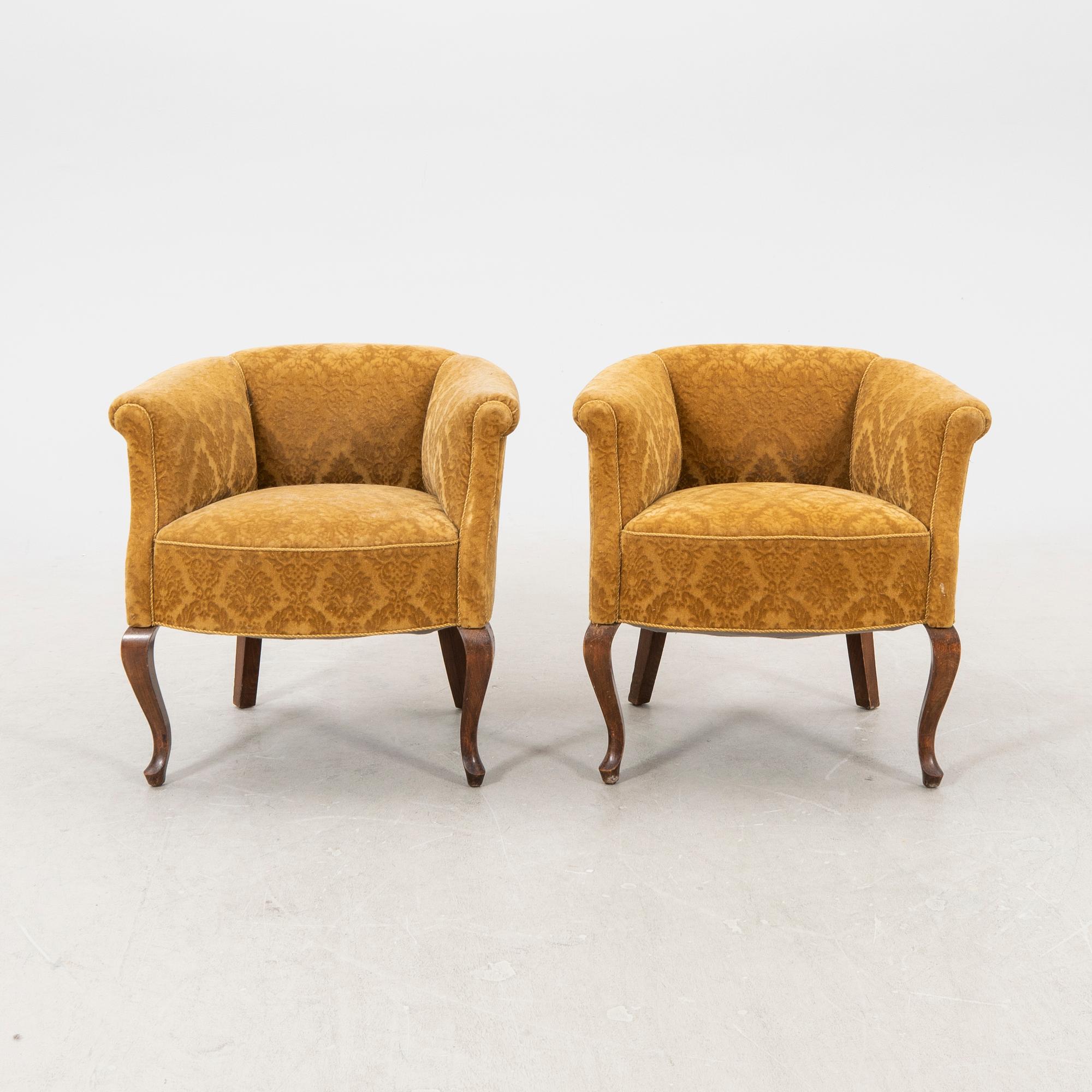 A pair of 1930/40s armchairs.
