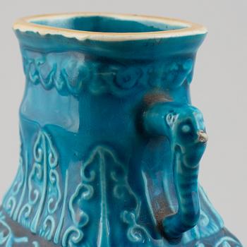 A Chinese turquoise glazed porcelain vase, late Qing dynasty / early 20th century.