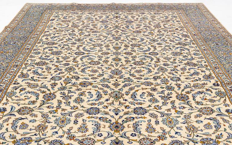 A so called Royal Kashan carpet, ca 423 x 297 cm.