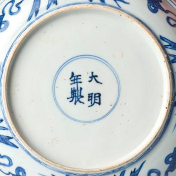 A blue and white dish, Ming dynasty, Wanli (1572-1620).