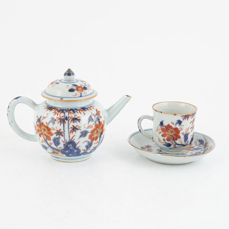 A Chinese imari export porcelain teapot and five cups with saucers, Qing dynasty, Qianlong  (1736-95).