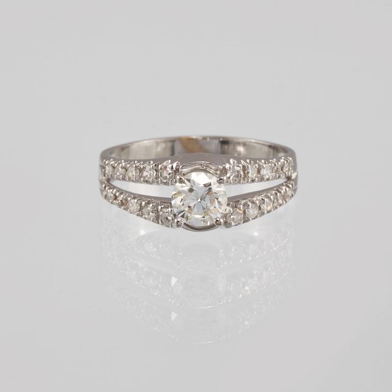 RING, 18K vitguld med briljantslipad diamant ca 0.70 ct samt 20 åttkantslipade diamanter. Vikt 3,7 gram.