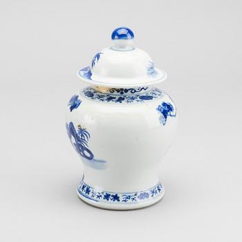 A LID URN made in porcelain, around 1900.