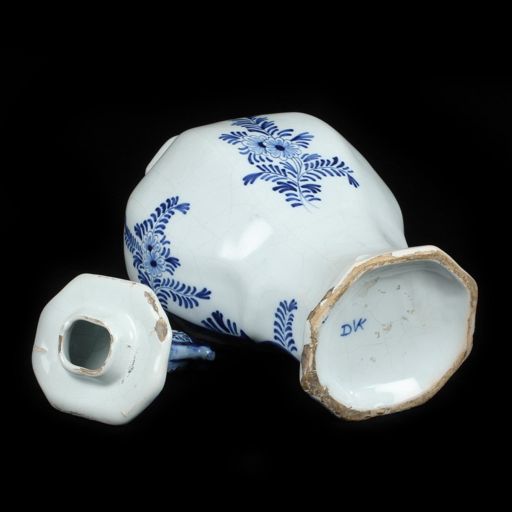 VAS med LOCK, fajans, Holland, 1700-tal.