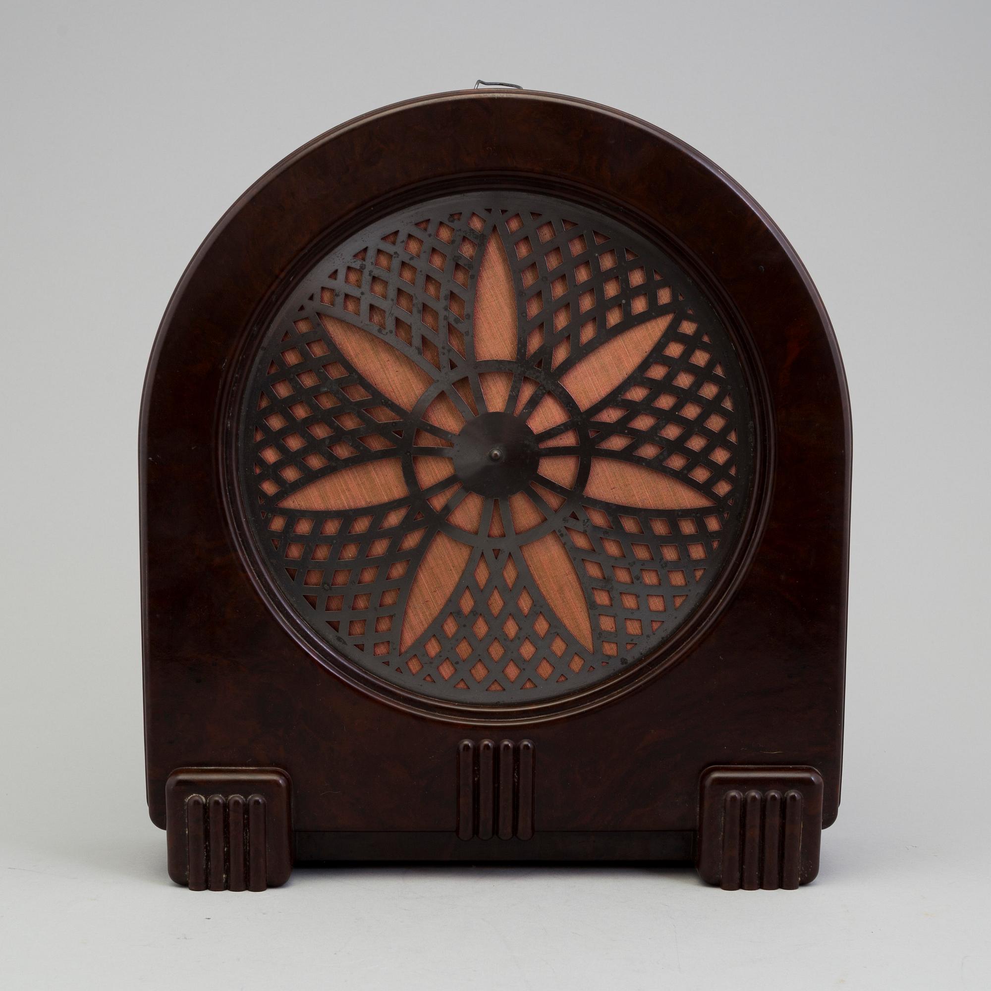 A radio and a loudspeaker, including Philips, 1930´s/40´s.