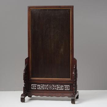 SKÄRM, trä och broderat siden. Qingdynastin, 1800-tal.