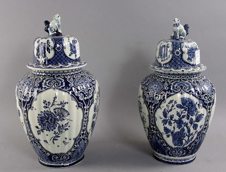 URNOR, ett par, fajans, Delft 1900-tal.