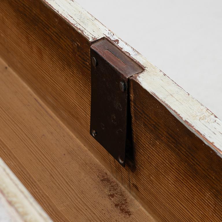 A chest of drawers, early 19th century.