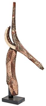 1147. HUVUDPRYDNAD. Stiliserat giraffhuvud. Polykromt bemålat trä. Bobo-stammen. Nuvarande Burkina Faso, omkring 1940. Höjd 118,5 cm.