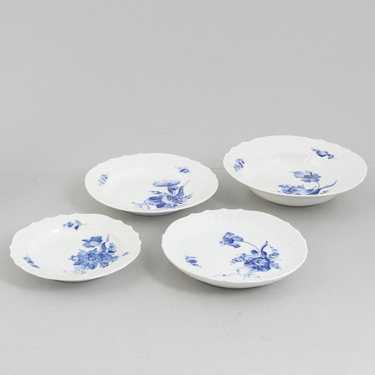 Royal Copenhagen, mat- och kaffeservis, porslin, 108 delar, "Blå blomst", Danmark.