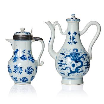 A set of two blue and white ewers, Qing dynasty, Kangxi (1662-1722).