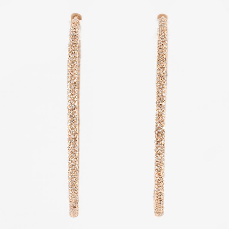 Ett par örhängen 18K roséguld med runda briljantslipade diamanter.