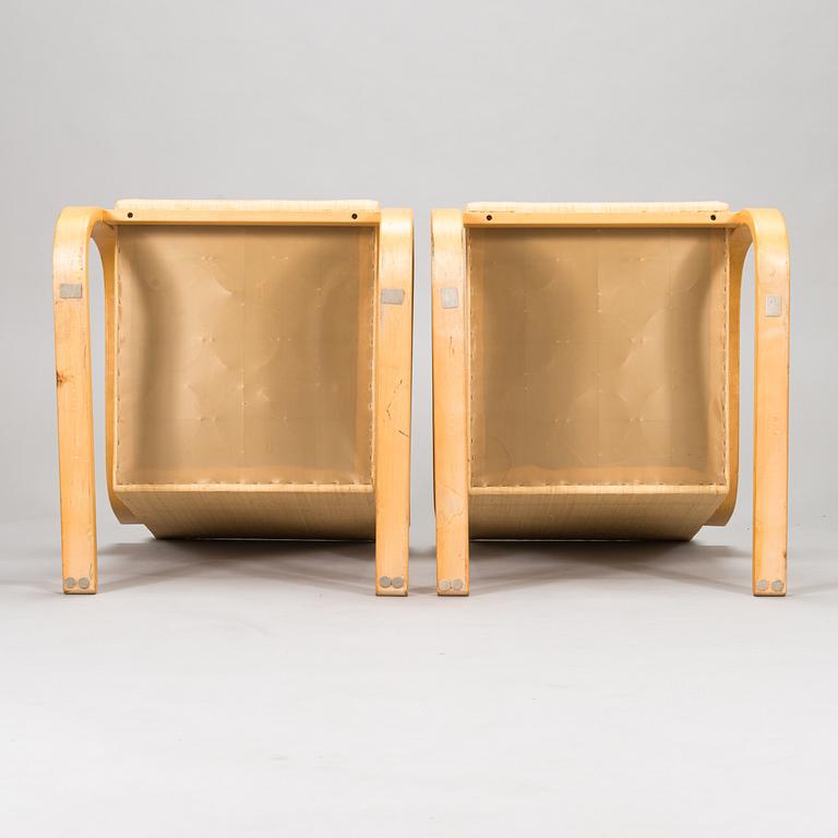 Alvar Aalto, A a pair of mid-20th century '34/402' armchairs for  O.Y. Huonekalu- ja Rakennustyötehdas A.B. Finland.