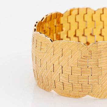 An 18K gold bracelet.