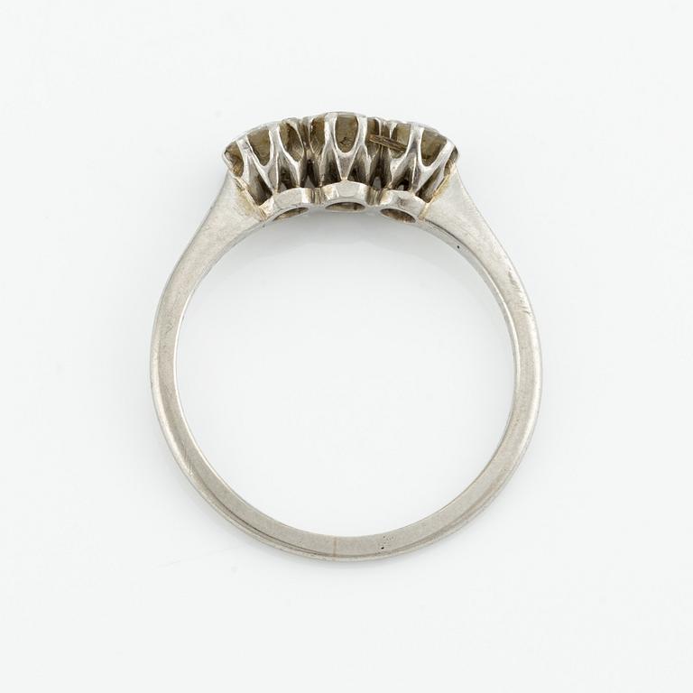 Ring, platina med tre briljantslipade diamanter.