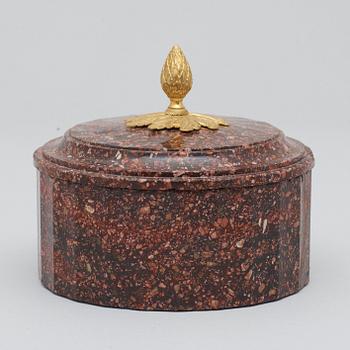 SMÖRASK MED LOCK. Älvdalen, 1800-talets början. Empire.