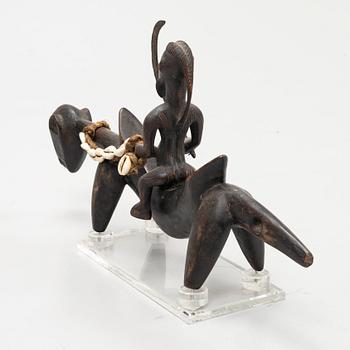 Twelve sculptures, reportedly from Makonde, Tanzania, Luba, Congo, and moore, from the second half of the 20:th century.