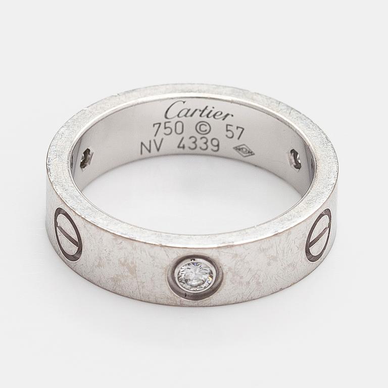 Cartier, sormus, "Love", 18K valkokultaa ja kolme briljanttihiottua timanttia.