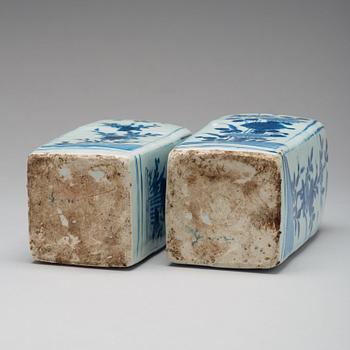 A pair of blue and white bottle flasks, Ming dynasty, Wanli (1572-1620).