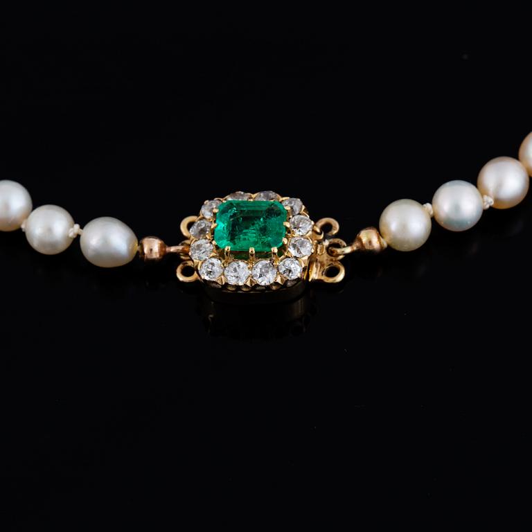 Cultured pearl necklace, clasp gold with old-cut diamonds and emerald.