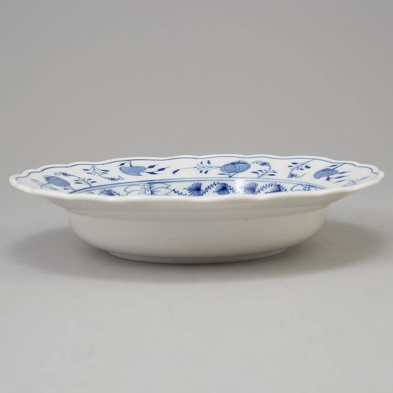 CRÈMEKOPPAR med LOCK och FAT, 12 st, BÄRTALLRIKAR, 12 st, samt DJUP TALLRIK, porslin, Meissen, 1900-tal.