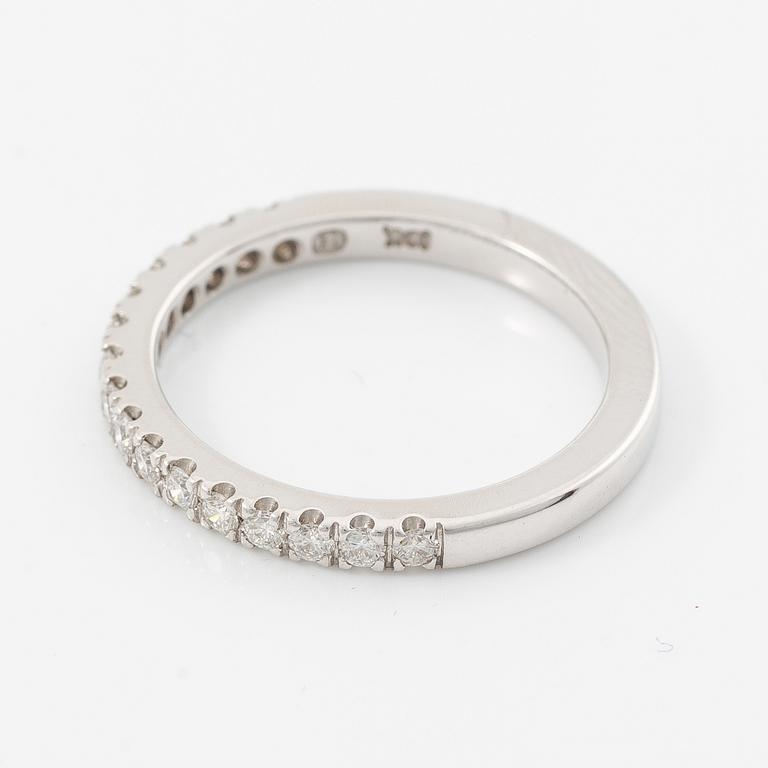 Alliance ring in 18K white gold set with brilliant-cut diamonds.