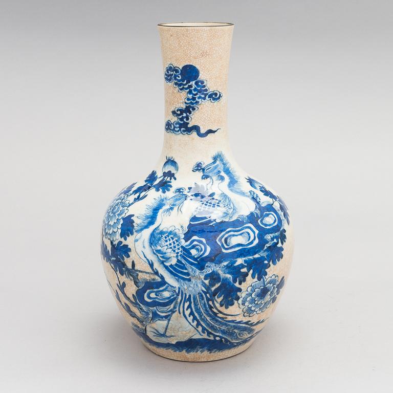 A ge-glazed blue and white Chinese porcelain vase from late Qing Dynasty, around 1900.