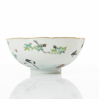 Skålar, tre stycken, samt litet blåvitt ytterfoder och lackask, porslin, Qingdynastin, 1800-tal.