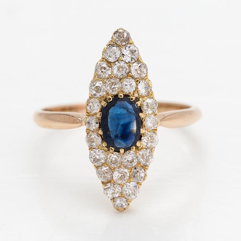 An 18K gold ring with old- and brilliant-cut diamonds ca. 0.52 ct in total and a sapphire. Oskar Lindroos, Helsinki 1937.