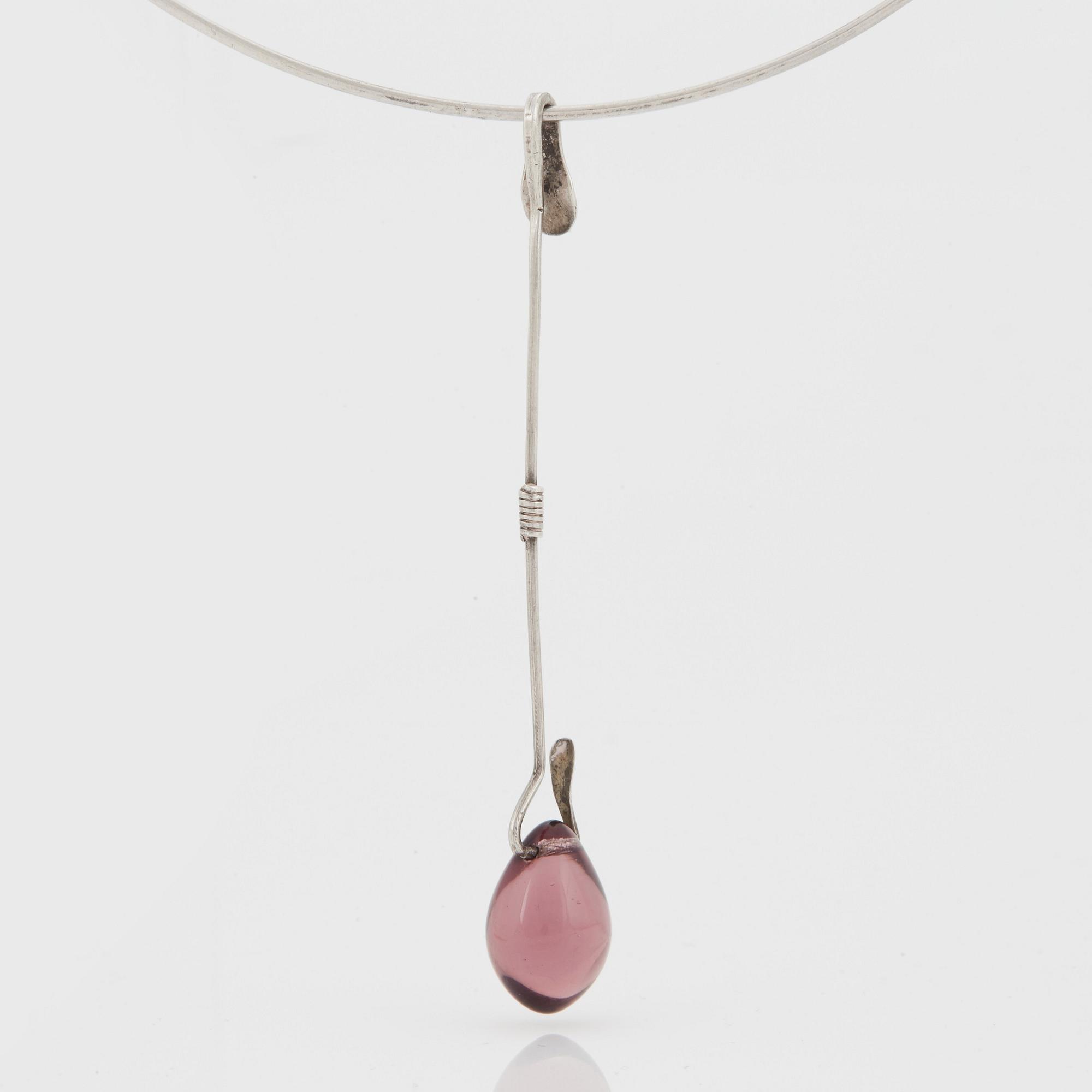 Vivianna Torun Bülow-Hübe, halsring, egen ateljé, Stockholm, ca 1952.