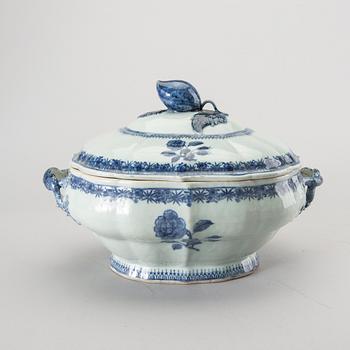 TERRIN med LOCK och FAT, porslin, Kina, omkring 1800.