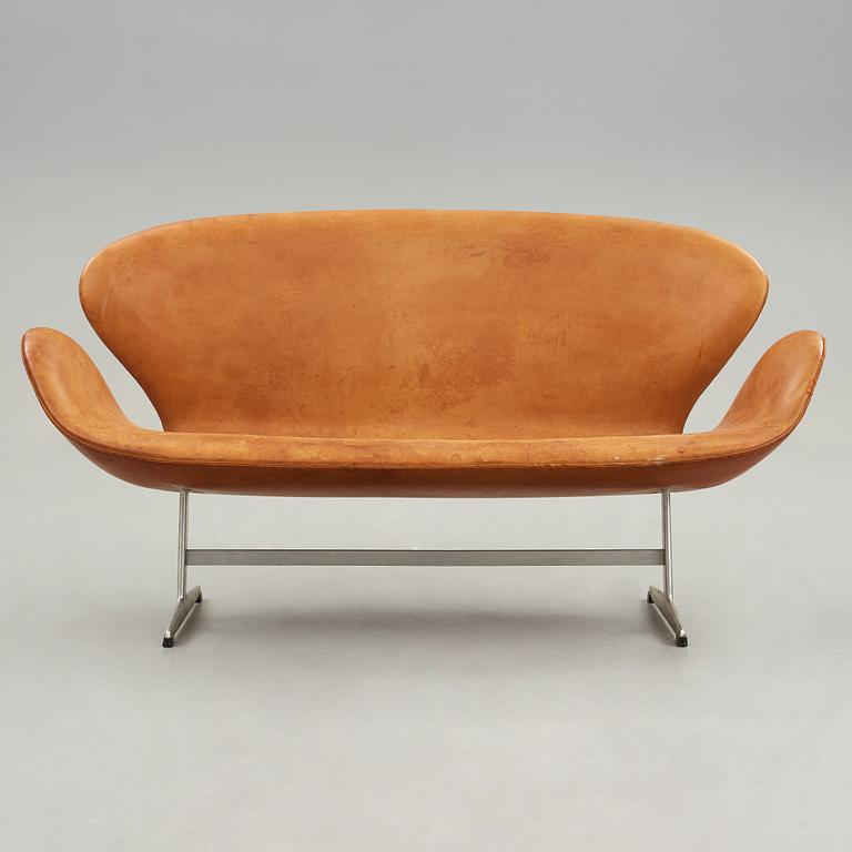 ARNE JACOBSEN, soffa, "Svanen",  för Fritz Hansen, Danmark, 1960-tal.