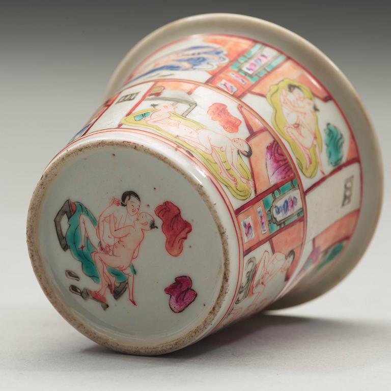 A porcelain cup with cover, late Qing dynasty.