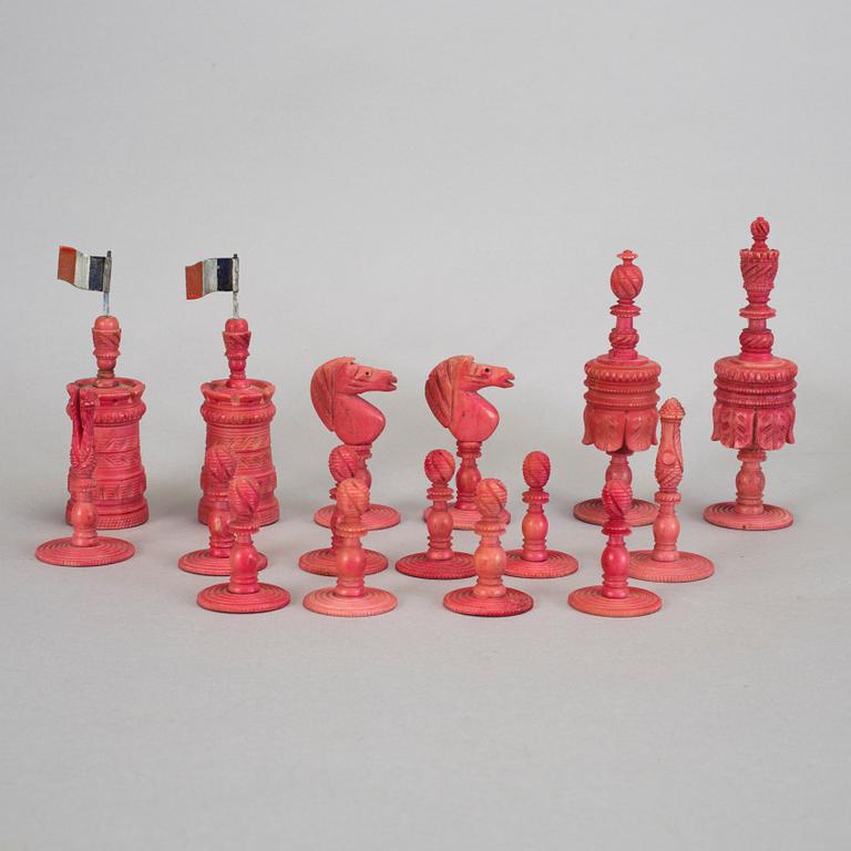 A Barleycorn chess set, 32 pieces.
