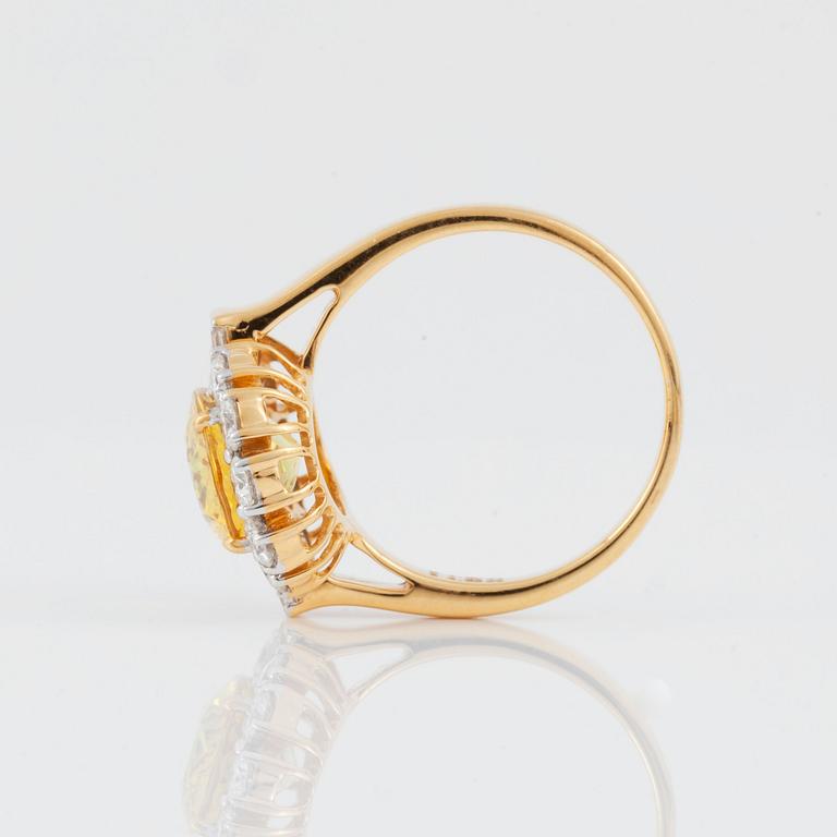 RING med gul safir, 4.86 ct och diamanter, 1.09 ct, enligt gravyr.