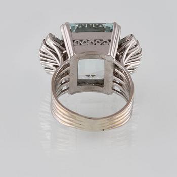 RING, 18K vitguld med akvamarin samt trapetsslipade diamanter. Vikt 11,6 gram.