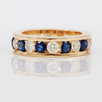 RING, 5 blå safirer samt 15 briljantslipade diamanter totalt ca 2,40 ct.