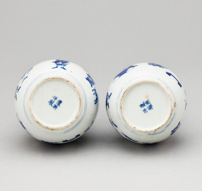 VASER, ett par, porslin, Kina, Qing dynastin, sent 1800-tal.