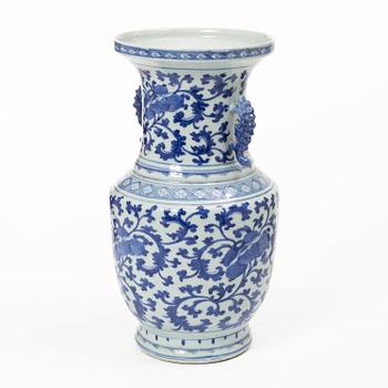 A blue and white porcelain vase, China, Qing dynasty, 19th century.