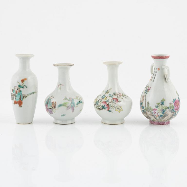 Vaser, åtta stycken, porslin. Sen Qingdynasti/1900-tal.