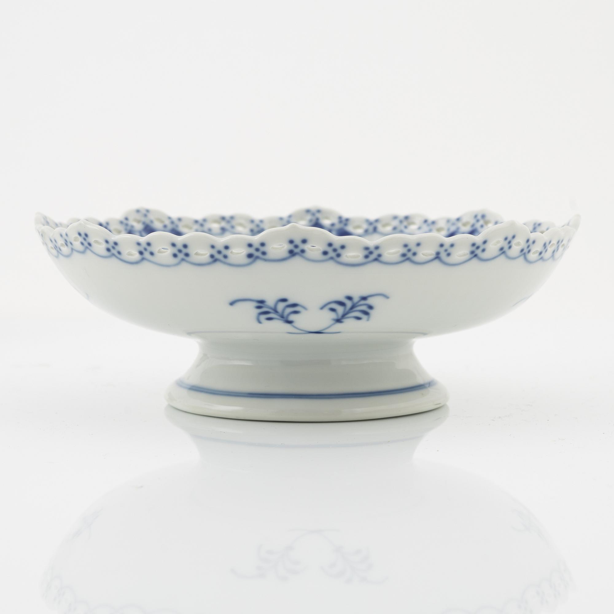 Royal Copenhagen, 4 porcelain 'Musselmalet' serving plates, modelnr 1023, Denmark.